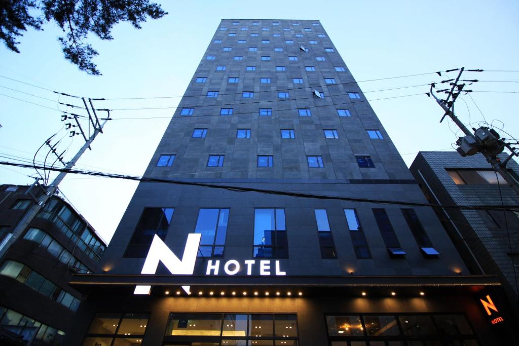 un grand bâtiment avec un panneau d'hôtel dans l'établissement Seoul N Hotel Dongdaemun, à Séoul