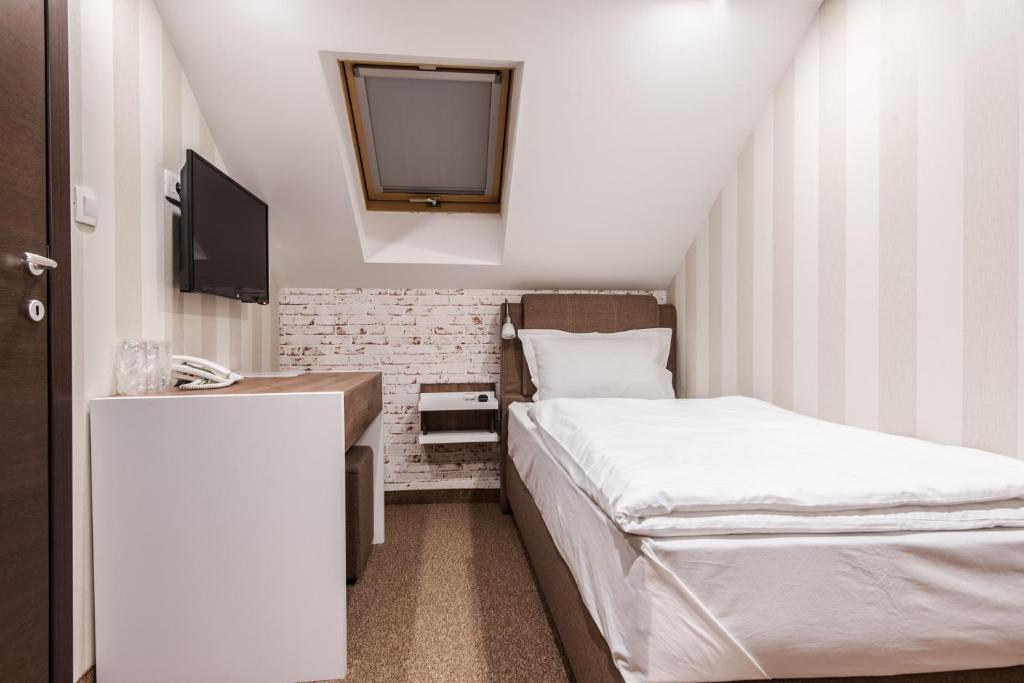 Postel nebo postele na pokoji v ubytování Centrum Sobe Rooms Čačak