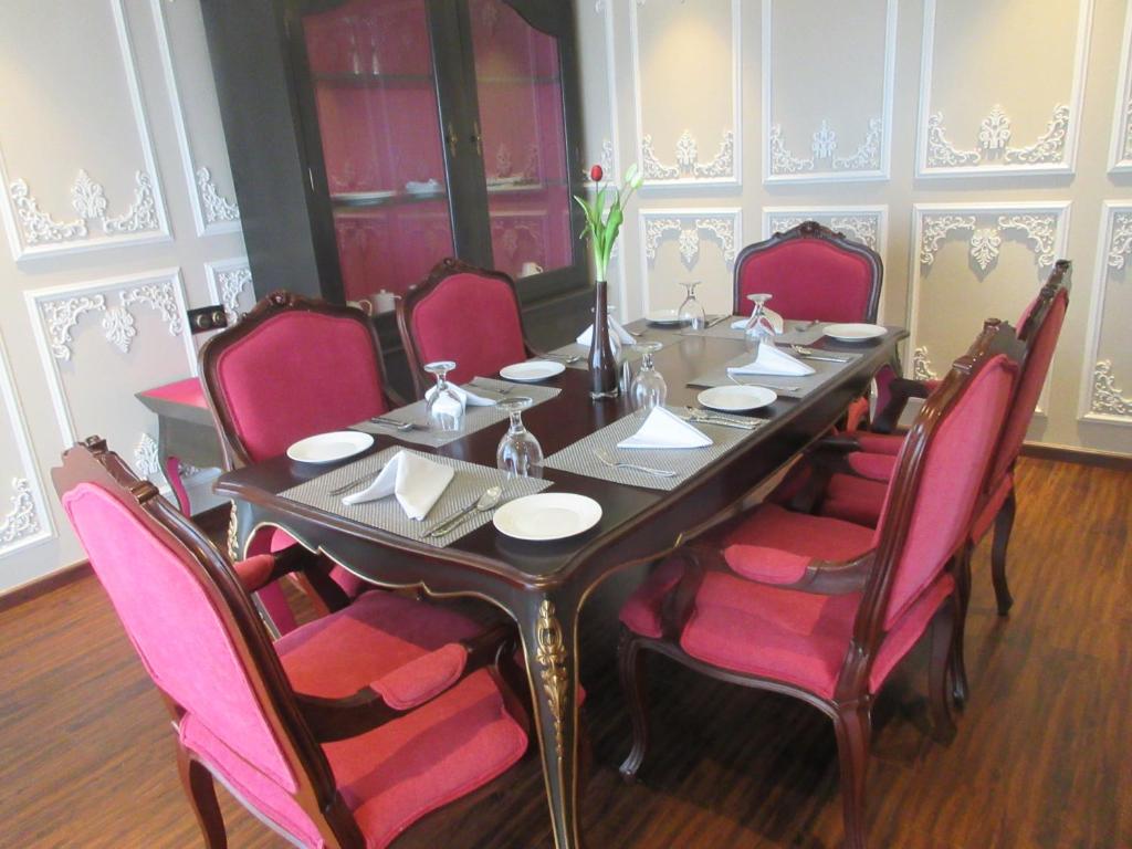 Posezení v ubytování Fragrant Nature Kochi - A Five star Classified Hotel