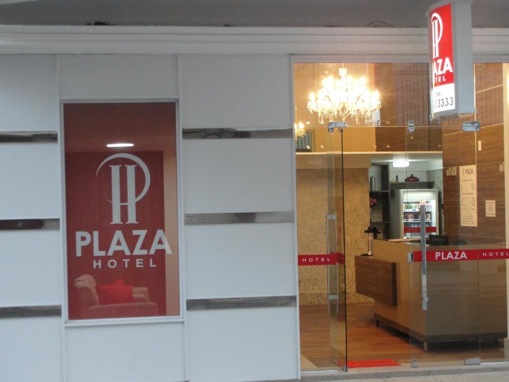 a hotel lobby with a pizza hotel sign on the wall at Colatina Plaza Hotel in Collatina
