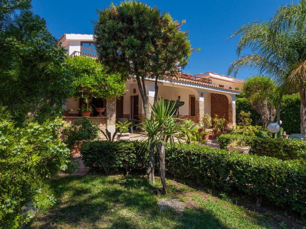 uma casa com uma palmeira no quintal em Villa Giovanna em Arenella
