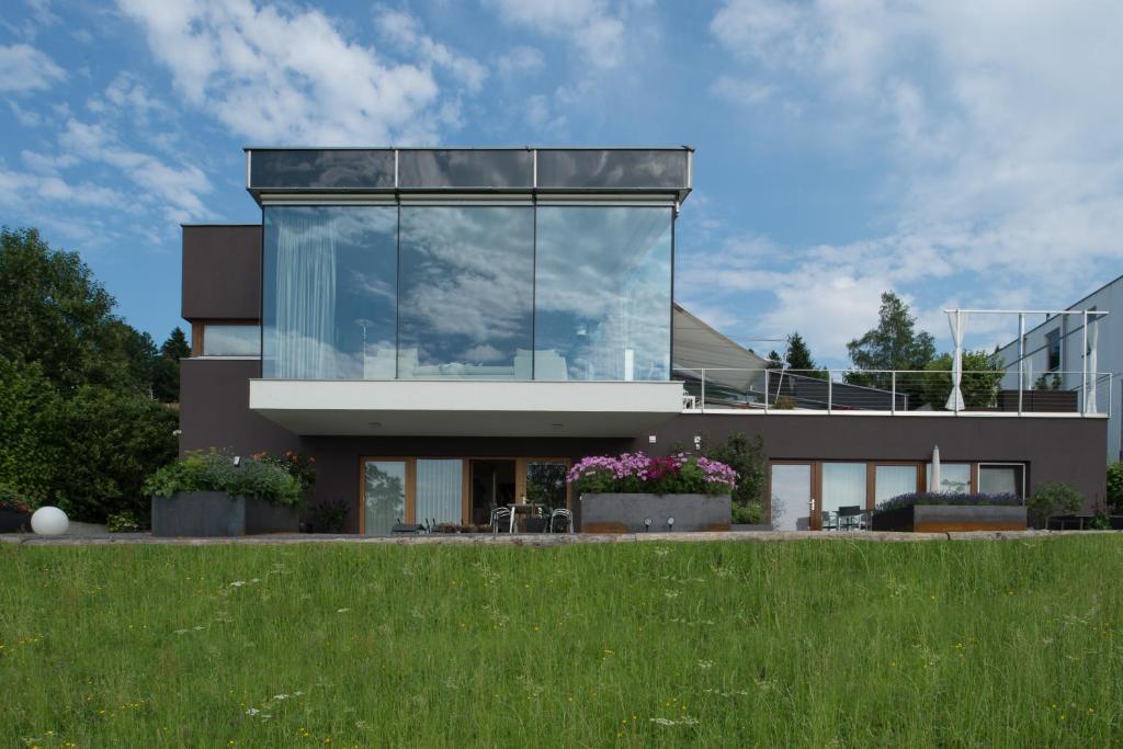 una casa con fachada de cristal y patio en Seeblick Appartement Henle, en Lochau