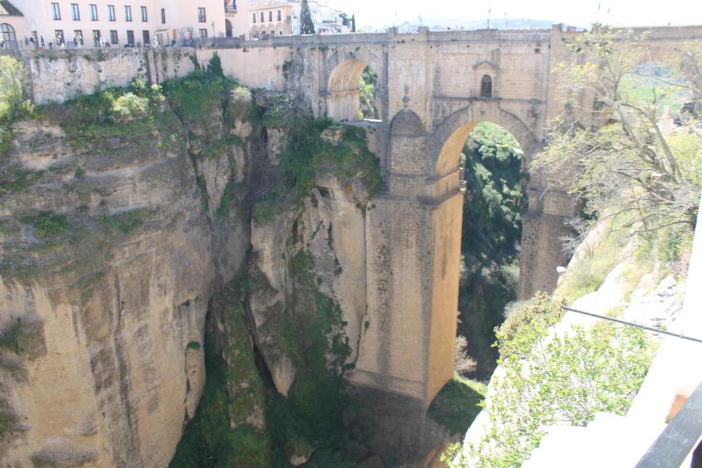 een brug op een berg met een gebouw erop bij Buenavista Apartment in Ronda