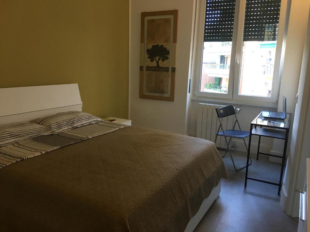 ミラノにあるMarcus Roomのベッドルーム1室(ベッド1台、テーブル、椅子付)
