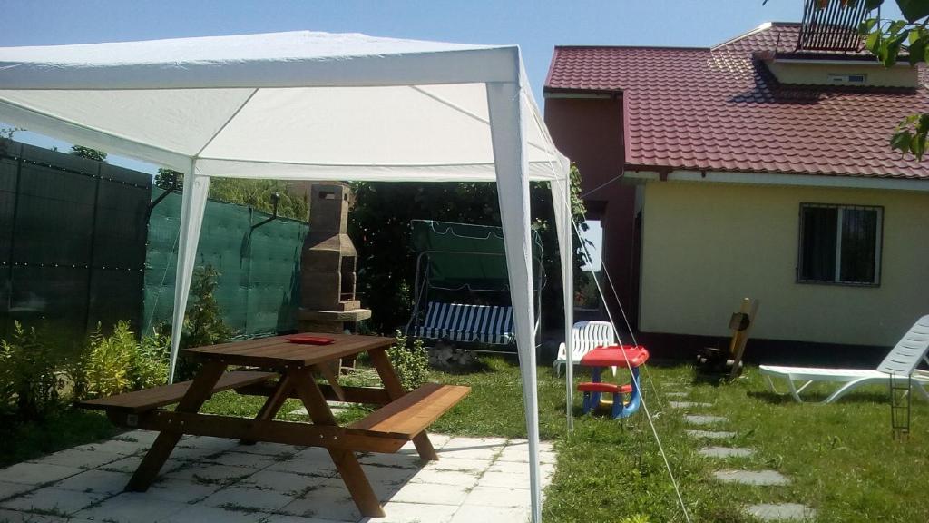 biały namiot ze stołem piknikowym na dziedzińcu w obiekcie Vila Laura w mieście Eforie Nord