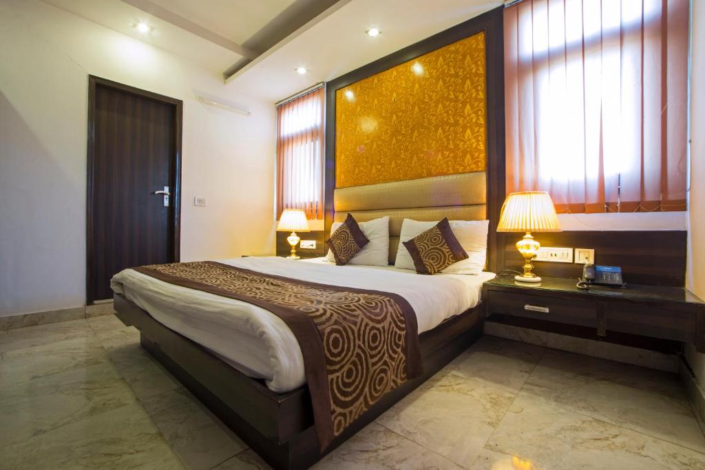 um quarto com uma cama grande num quarto em Hotel Shri Vinayak at New Delhi Railway Station-By RCG Hotels em Nova Deli