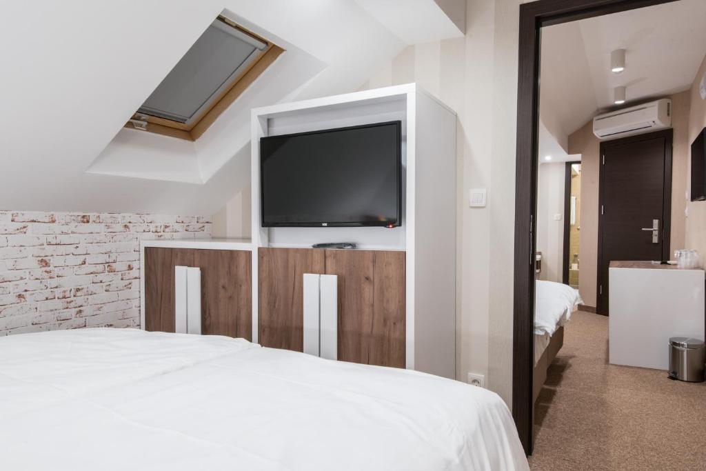 TV a/nebo společenská místnost v ubytování Centrum Sobe Rooms Čačak