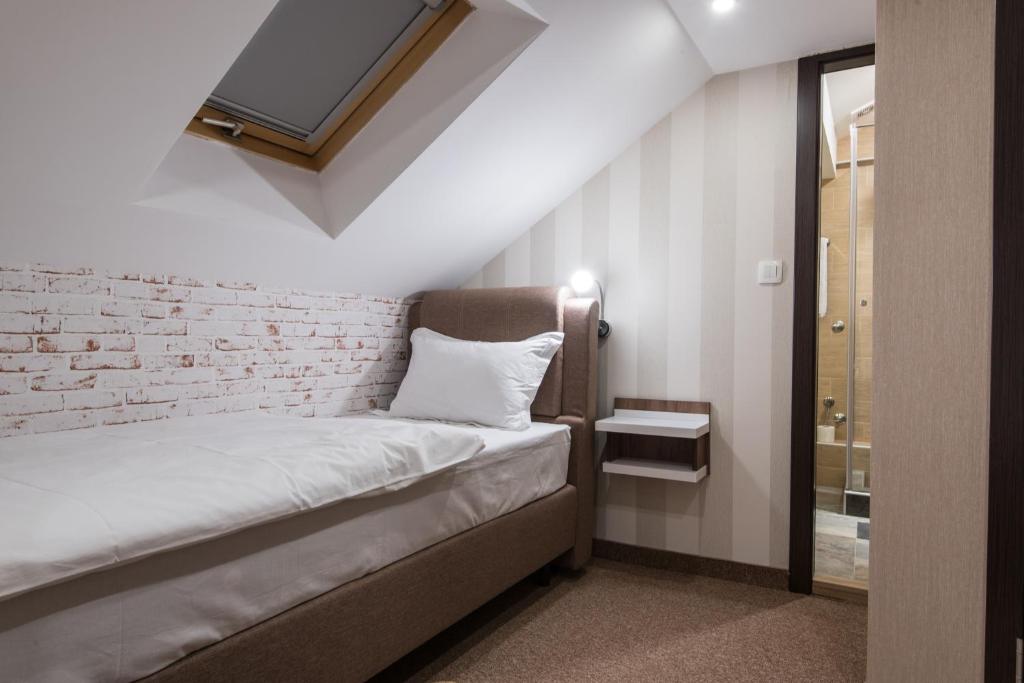 Postel nebo postele na pokoji v ubytování Centrum Sobe Rooms Čačak
