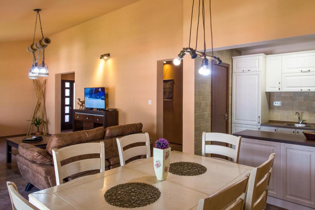 Virtuvė arba virtuvėlė apgyvendinimo įstaigoje Apartment Bambo Tre Sorrele