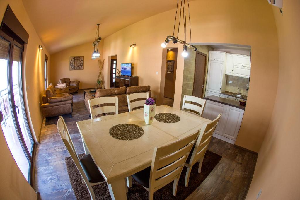 Svetainės erdvė apgyvendinimo įstaigoje Apartment Bambo Tre Sorrele