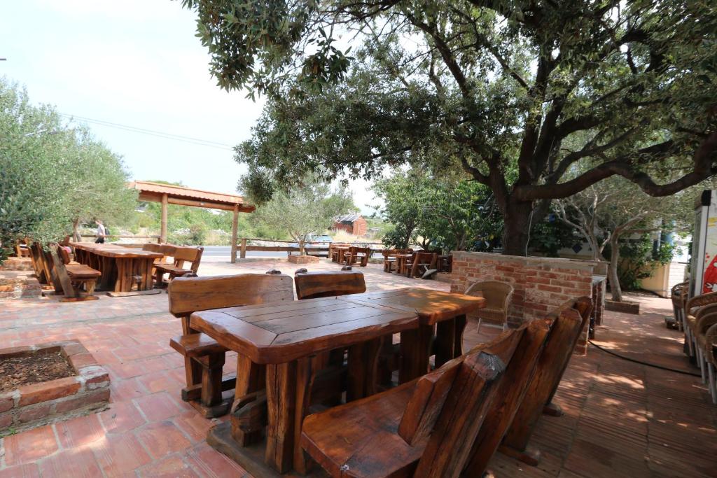Restauracja lub miejsce do jedzenia w obiekcie Pool Apartments Knežević Novalja