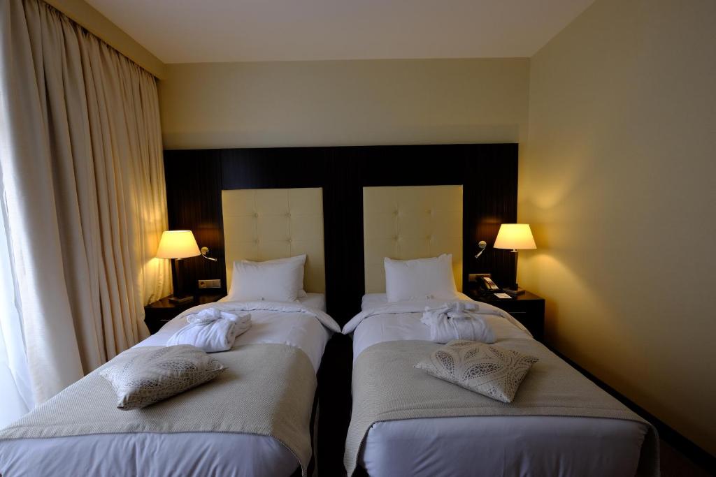 Postel nebo postele na pokoji v ubytování Crowne Plaza - Borjomi by IHG