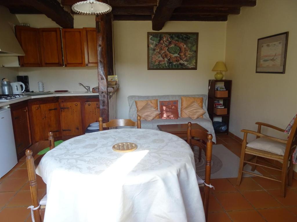 Kuchyň nebo kuchyňský kout v ubytování La Maison des Cornières