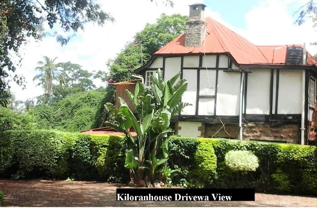 ein Haus mit einer Pflanze davor in der Unterkunft Kiloran House in Nairobi