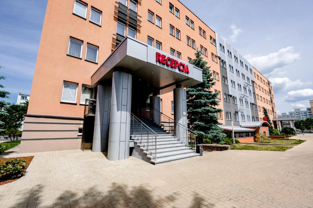 un hôtel avec un panneau d'hôtel devant un bâtiment dans l'établissement Hotel Stal, à Stalowa Wola