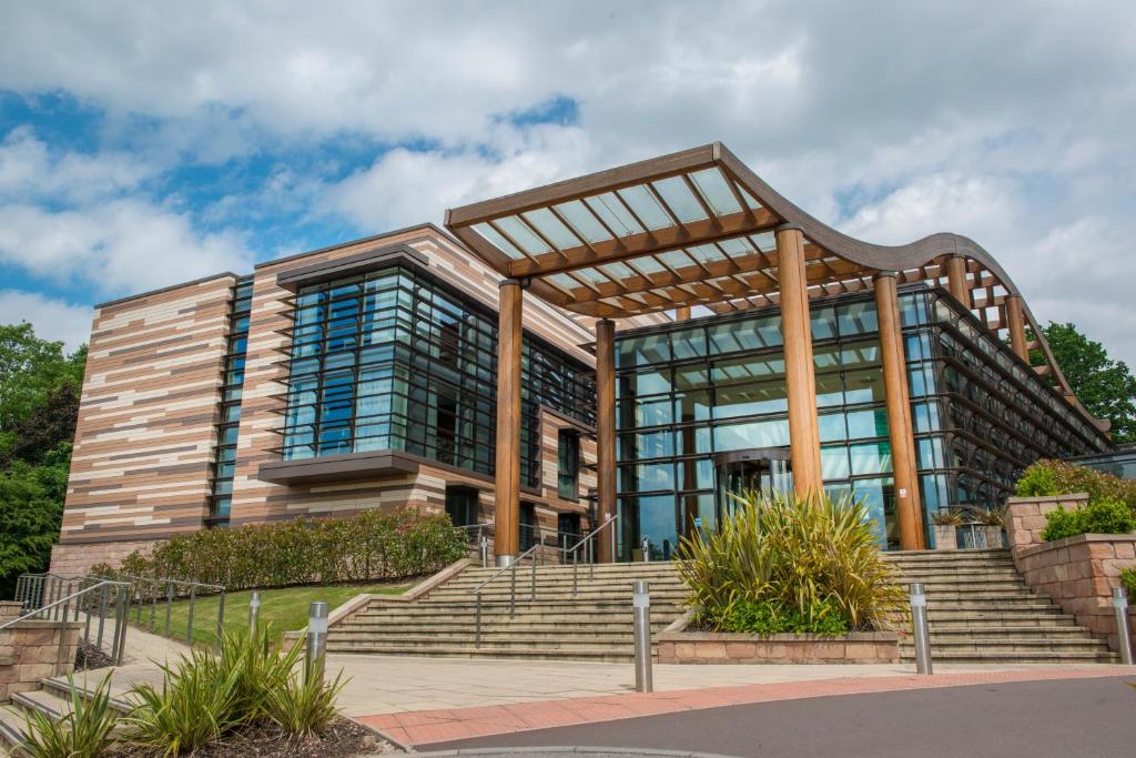 un gran edificio con escaleras delante en The Orchard Hotel & Restaurant, en Nottingham