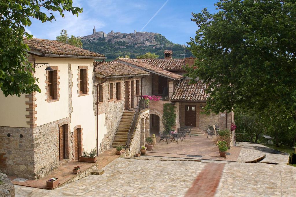 uma casa de pedra com vista para uma montanha em Agriturismo Casale delle Lucrezie em Todi