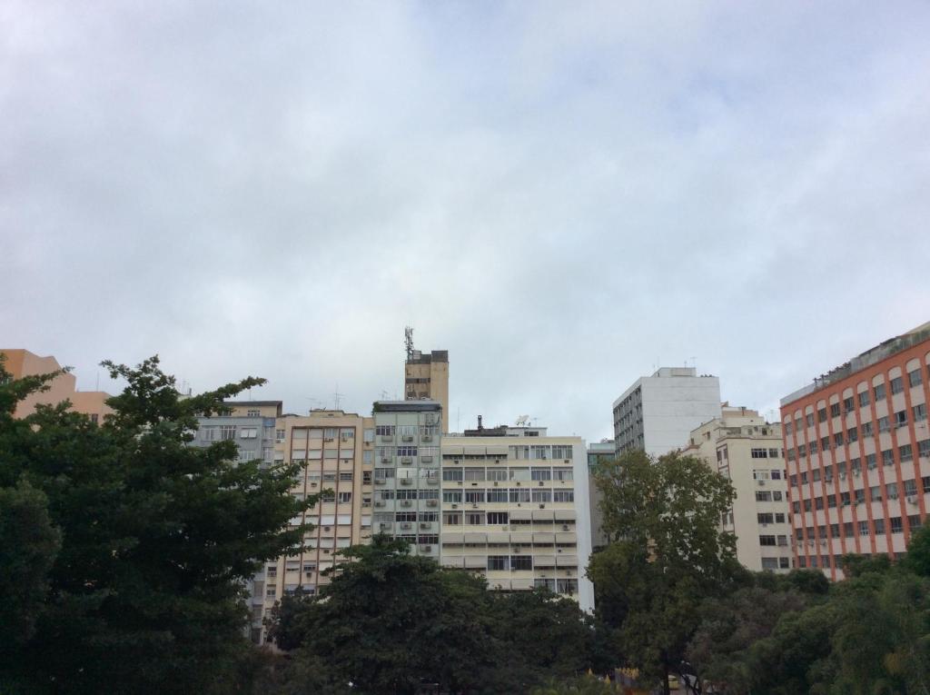 un grupo de edificios altos en una ciudad en Apartamento Copa Ipa 307, en Río de Janeiro