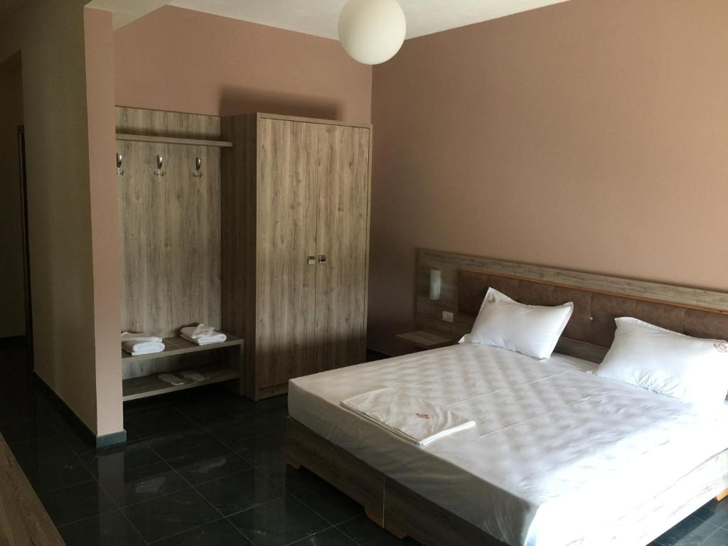 Uma cama ou camas num quarto em Herges Hotel