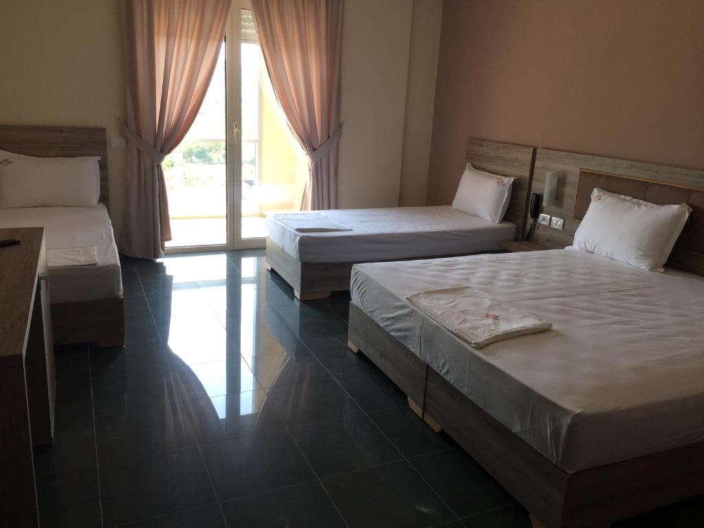 Uma cama ou camas num quarto em Herges Hotel