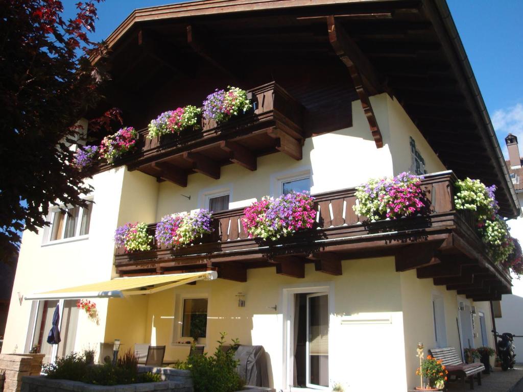 un edificio con macetas en los balcones en Haus Bader, en Ehrwald