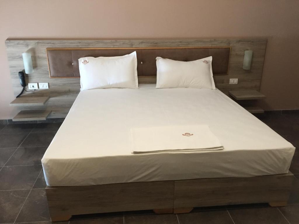 Uma cama ou camas num quarto em Herges Hotel