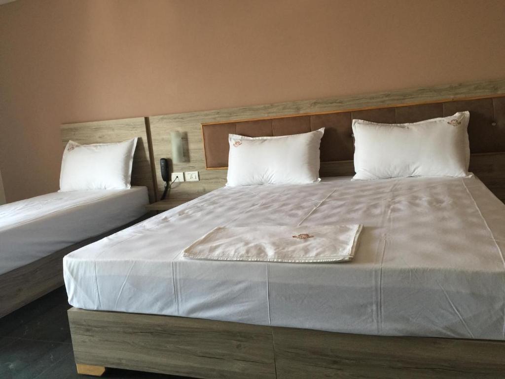 Uma cama ou camas num quarto em Herges Hotel
