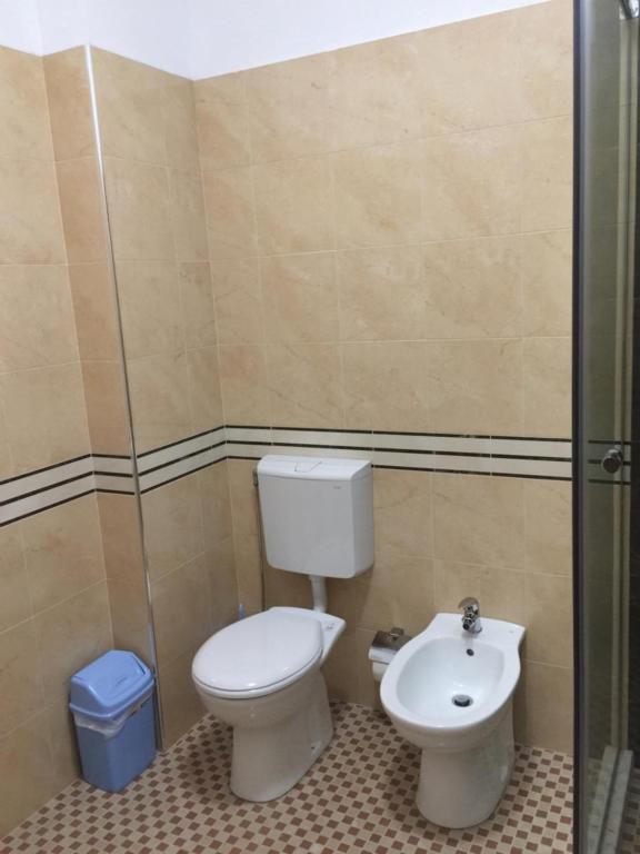 Uma casa de banho em Herges Hotel