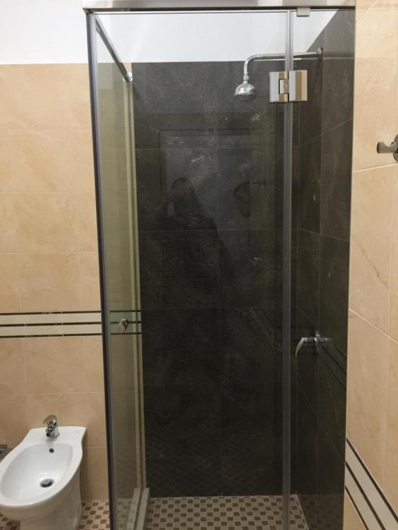Uma casa de banho em Herges Hotel