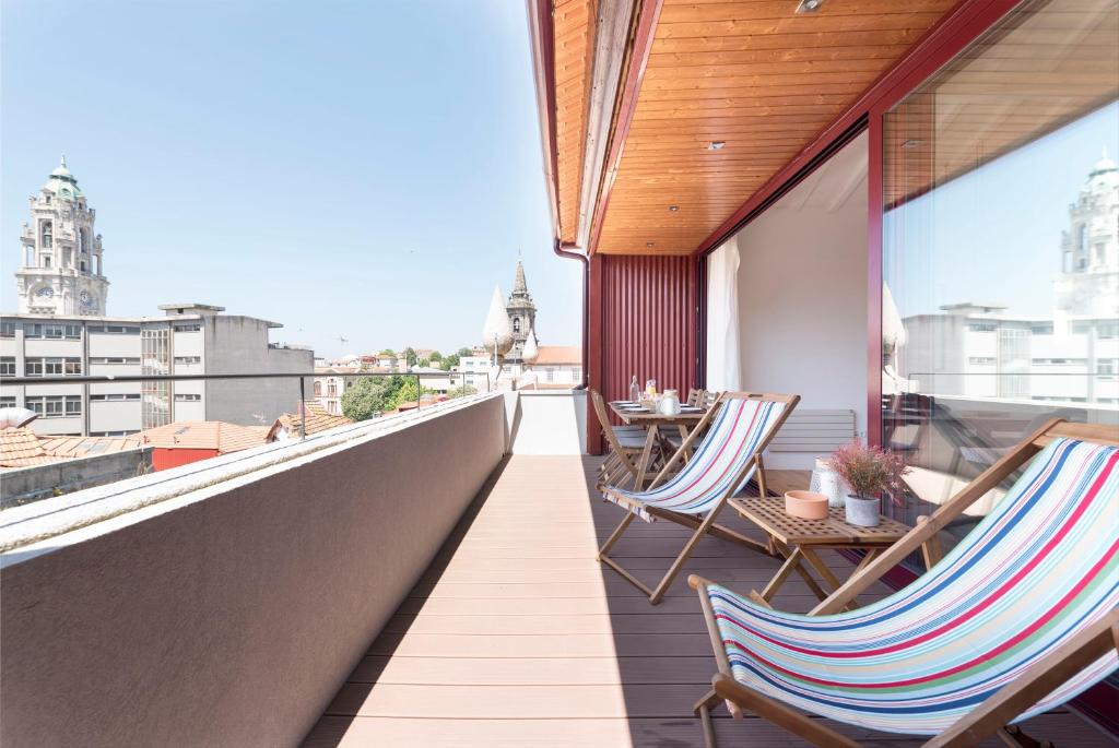 LovelyStay - Top Floor Balcony Apartment