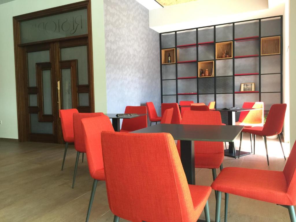 Uma área de estar em Herges Hotel