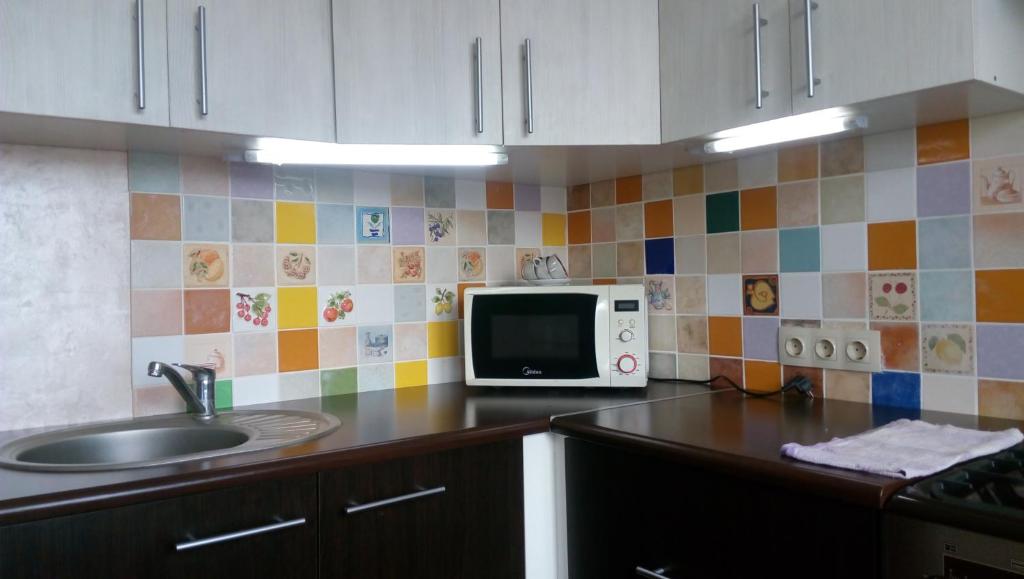 O bucătărie sau chicinetă la Parkovaya Apartment