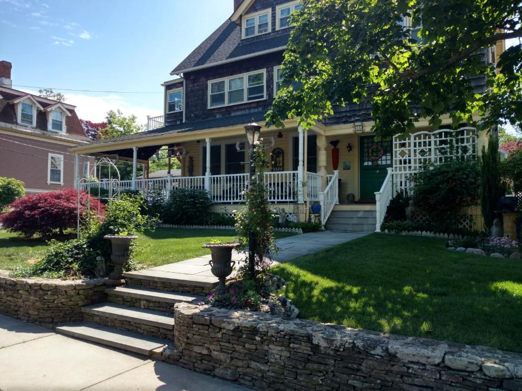 una casa con una pared de piedra en el patio en Armistead Cottage Bed & Breakfast, en Newport