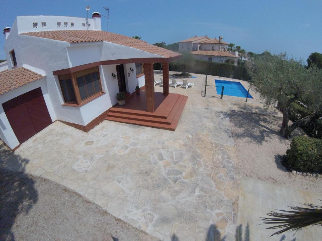 a house with a deck and a swimming pool at Premium property Cap Roig Beach in L'Ampolla