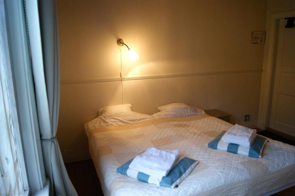 Postel nebo postele na pokoji v ubytování Lugnet Malung Hotell
