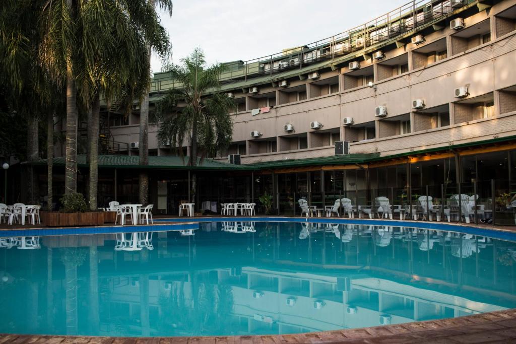 uma piscina em frente a um hotel em Hotel El Libertador em Puerto Iguazú