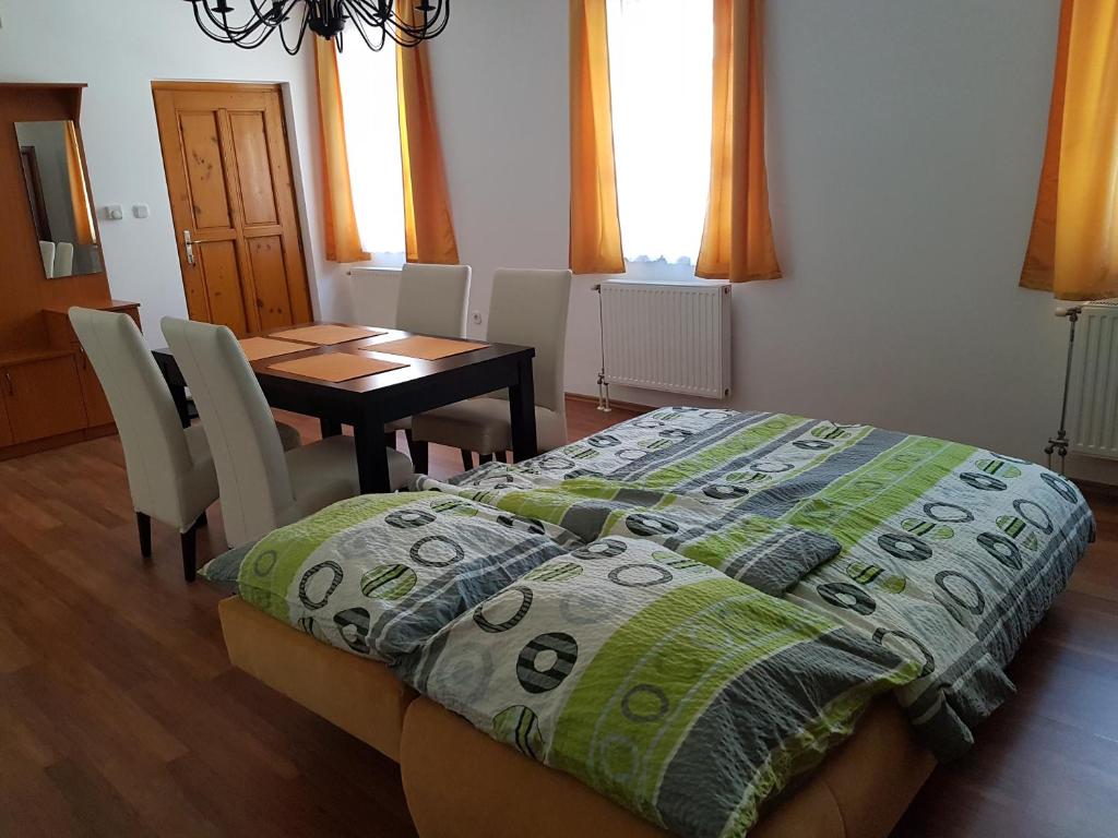Posteľ alebo postele v izbe v ubytovaní Apartman Kaszás Central