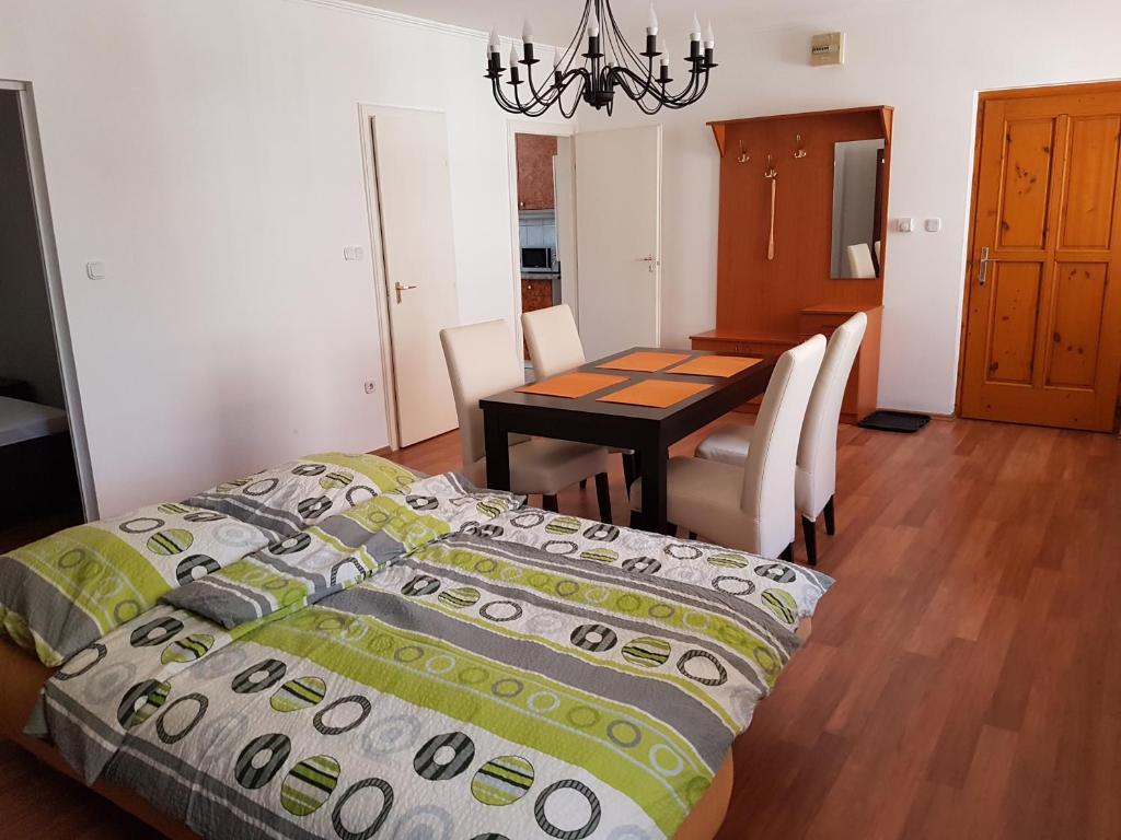 Posteľ alebo postele v izbe v ubytovaní Apartman Kaszás Central