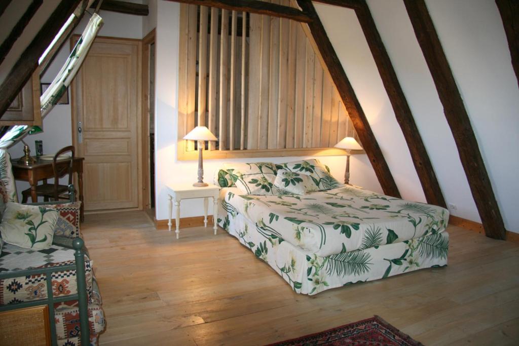 a living room with a bed and a table at La vignolle in Saint-Amand-de-Coly