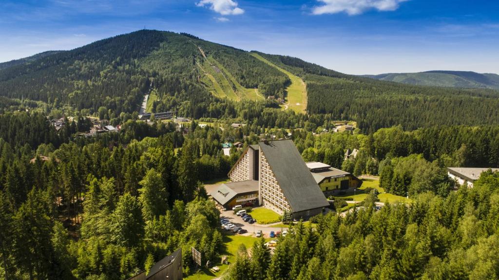 Nespecifikovaný výhled na hory nebo výhled na hory při pohledu z hotelu