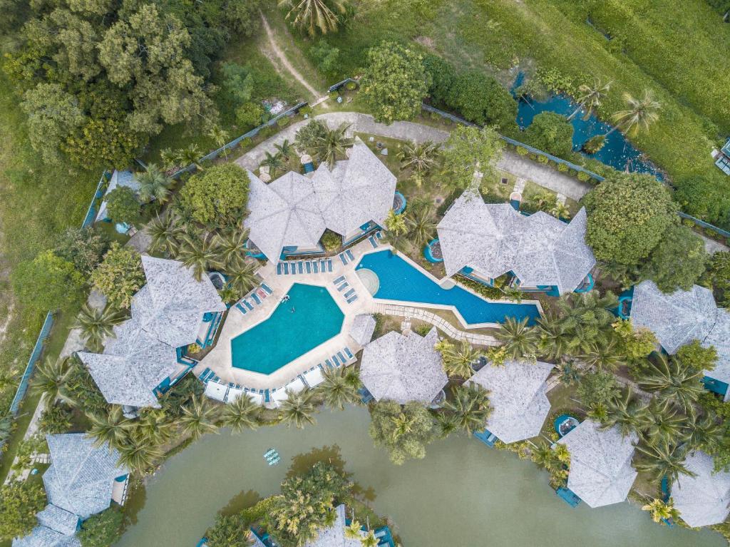 Bazén v ubytování Peace Laguna Resort & Spa - SHA Extra Plus nebo v jeho okolí