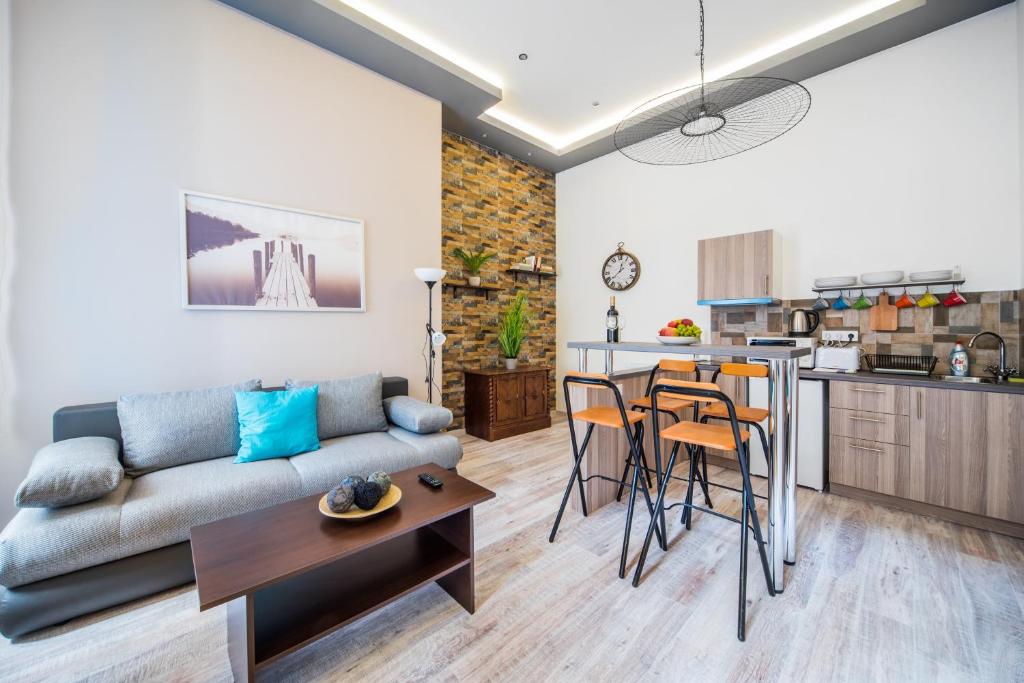Elisabeth 21 Apartment 1073 Budapest, 21 Erzsébet körút, 1. emelet 9 kép - 1