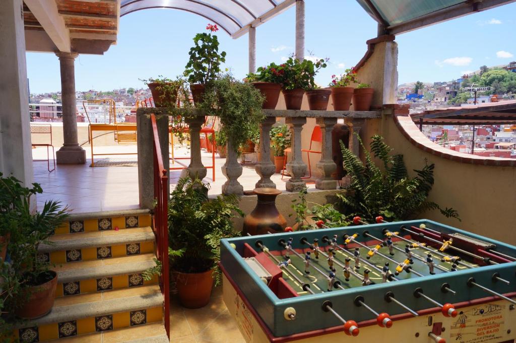 - un kiosque avec un billard sur un balcon orné de plantes dans l'établissement Casa Tecolote, à Guanajuato