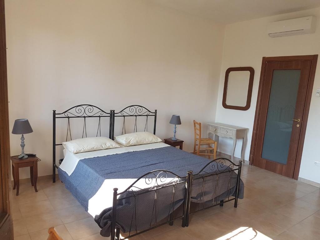 マルターノにあるBBda Fabioのベッドルーム1室(大型ベッド1台、青い毛布付)
