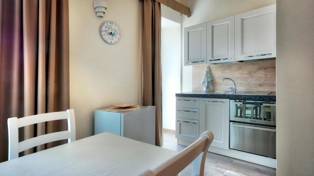 Kuchyň nebo kuchyňský kout v ubytování Smart Suite & Apartments