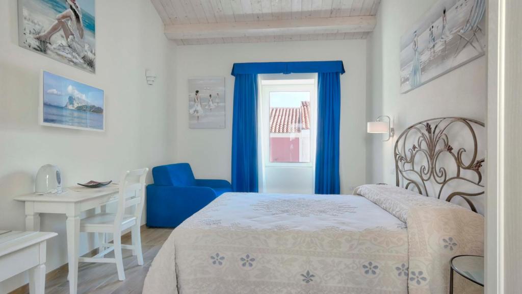 Postel nebo postele na pokoji v ubytování Smart Suite & Apartments