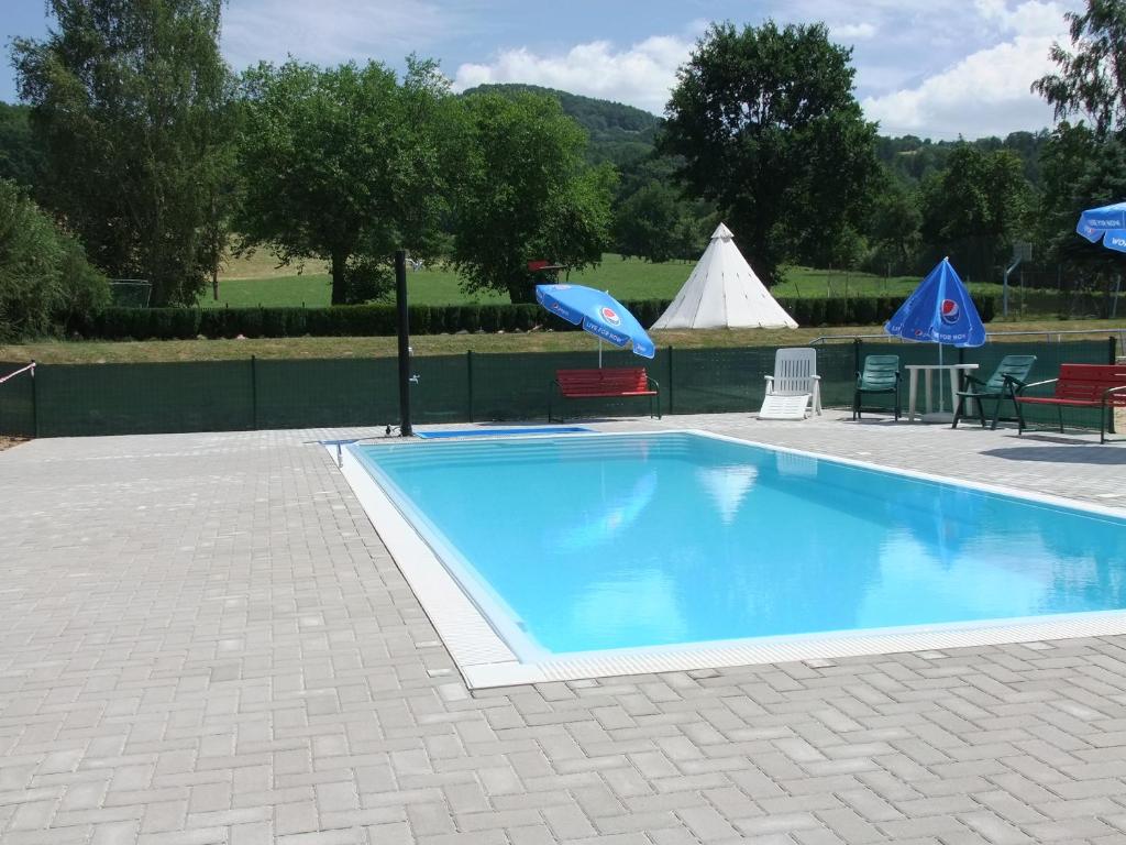 Bazén v ubytování Hotel Formule nebo v jeho okolí