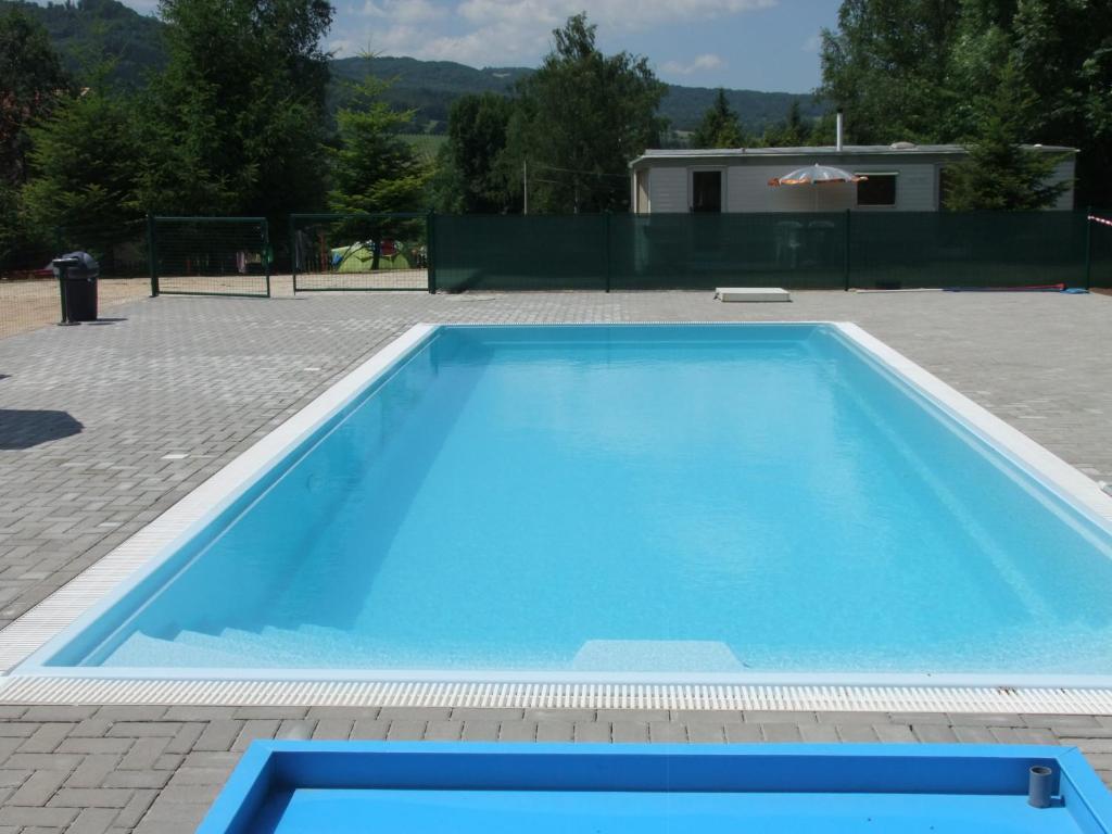 Bazén v ubytování Hotel Formule nebo v jeho okolí