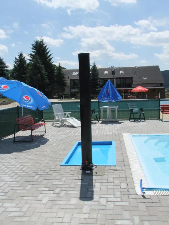 Bazén v ubytování Hotel Formule nebo v jeho okolí