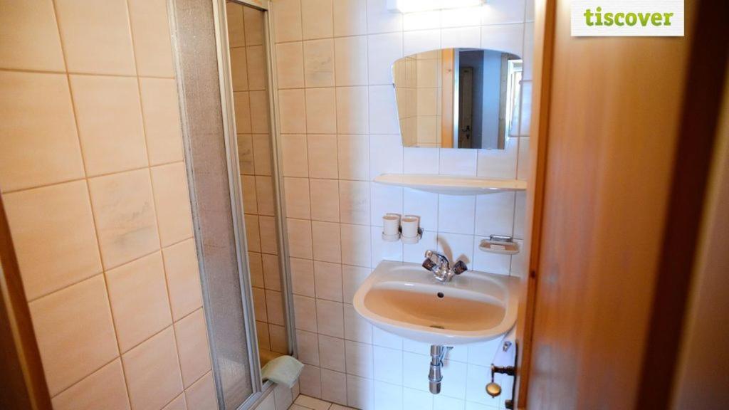 Koupelna v ubytování Gastehaus Wolf